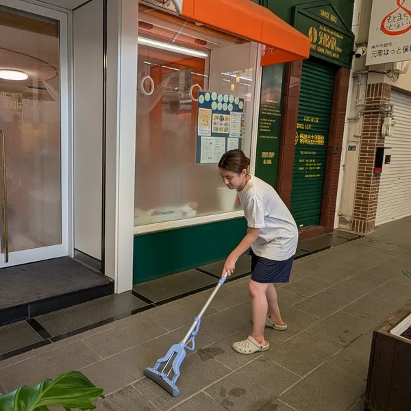 開園前に店先を清掃する職員(元町はっと保育園)