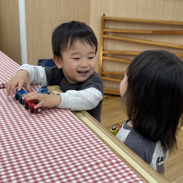 おもちゃの車で遊ぶ子ども（はっとこども園）