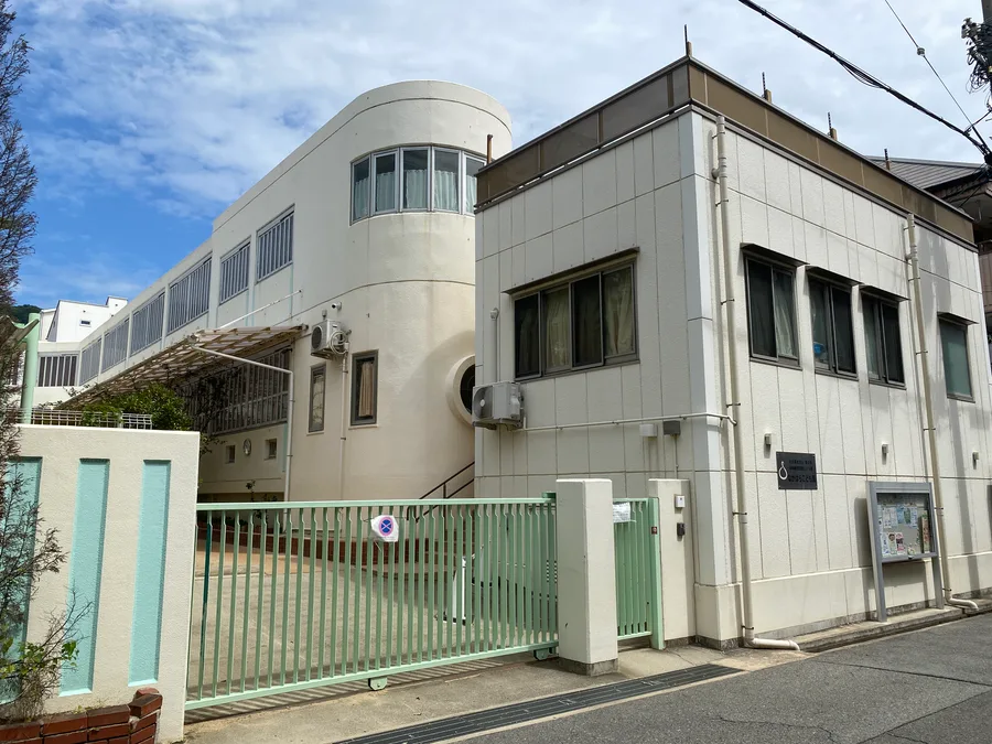 なかはらこども園の外観（丸窓の塔が目印）