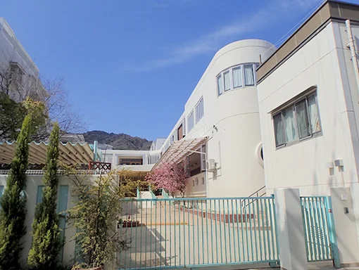 なかはらこども園の外観(丸窓の塔が目印)