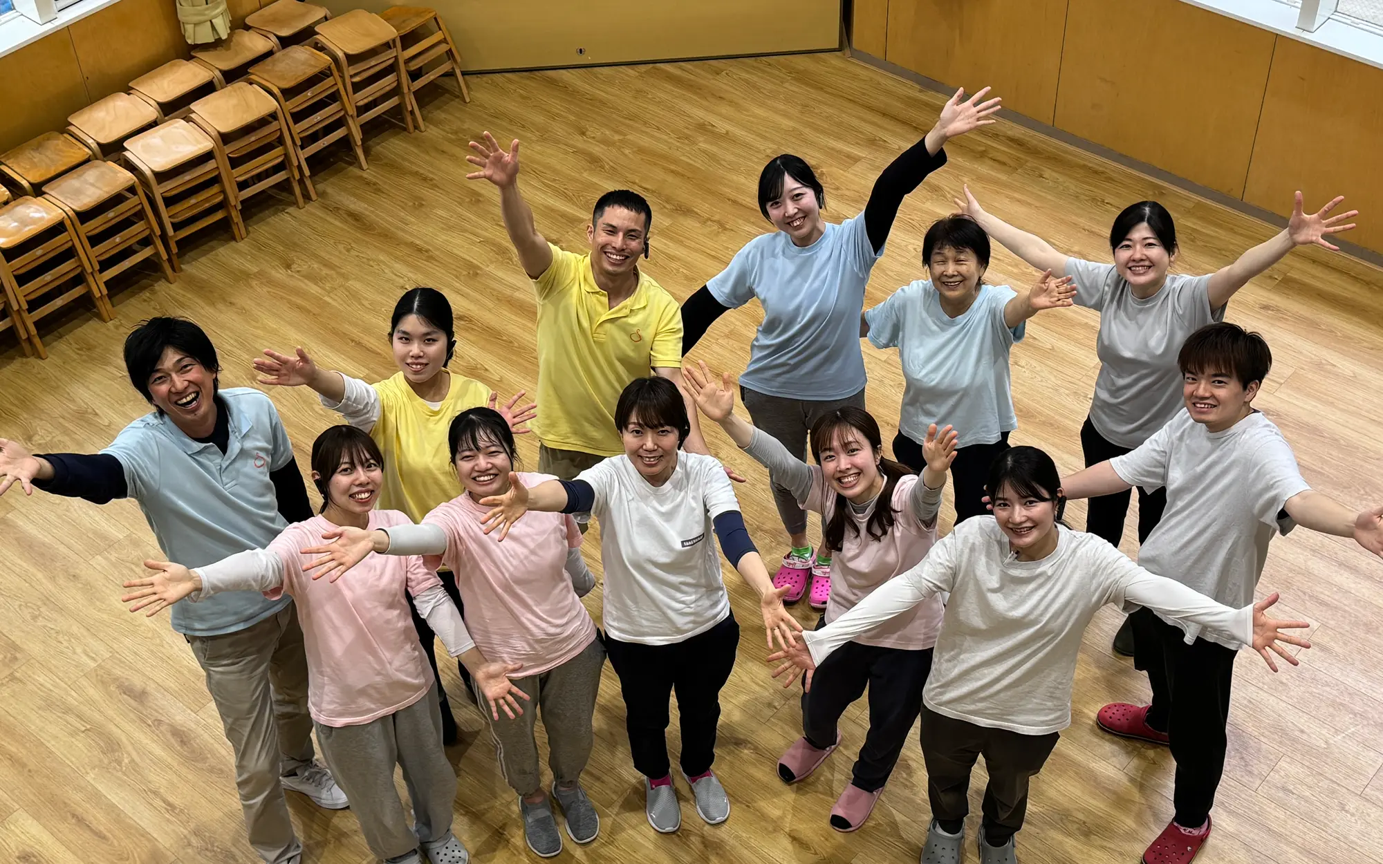 両手を広げて迎えるはっとこども園の職員のみなさん