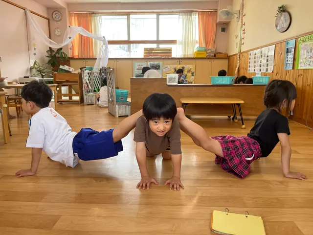 からだを動かしてあそぶ子どもたち（なかはらこども園）