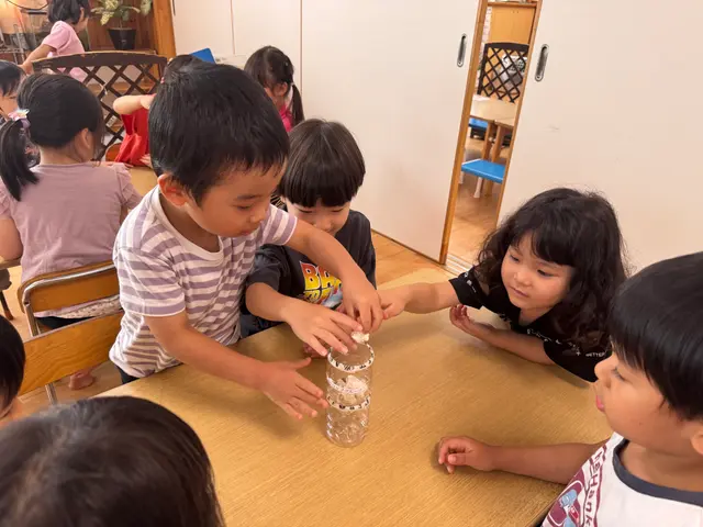 テーブルを囲んであそぶ子どもたち（なかはらこども園）